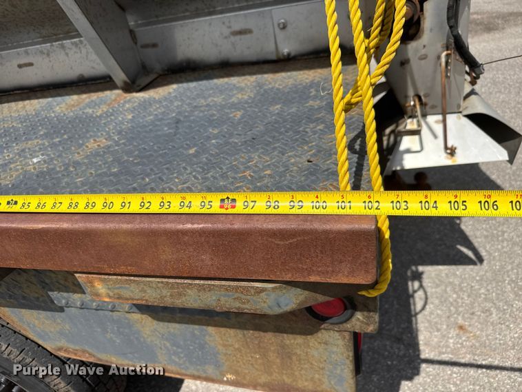 image for item ET1976 2003 Ford F250 Super Duty Ext. Cab flatbed pickup truck