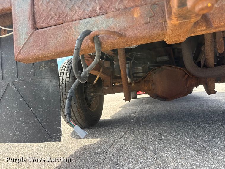 image for item ET1976 2003 Ford F250 Super Duty Ext. Cab flatbed pickup truck