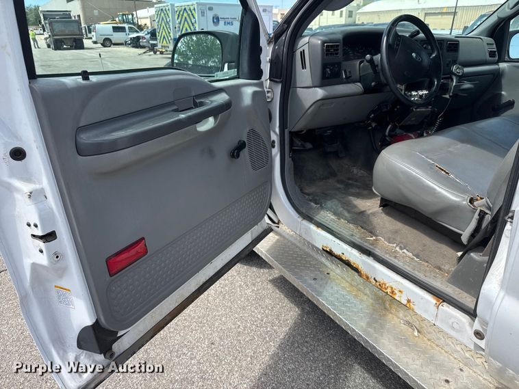 image for item ET1976 2003 Ford F250 Super Duty Ext. Cab flatbed pickup truck
