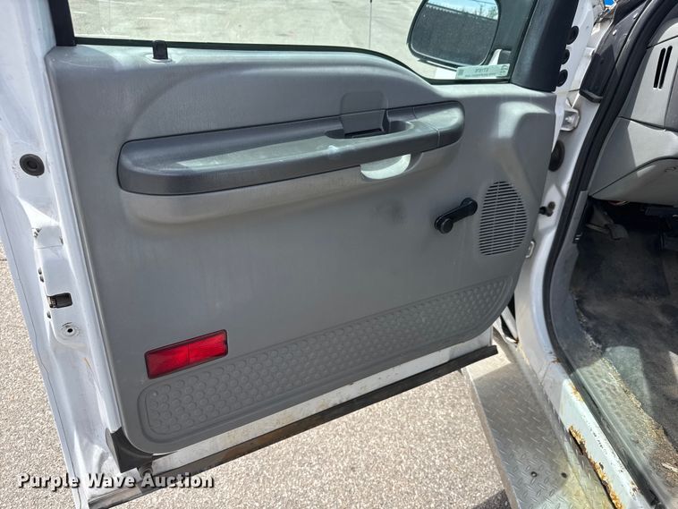 image for item ET1976 2003 Ford F250 Super Duty Ext. Cab flatbed pickup truck