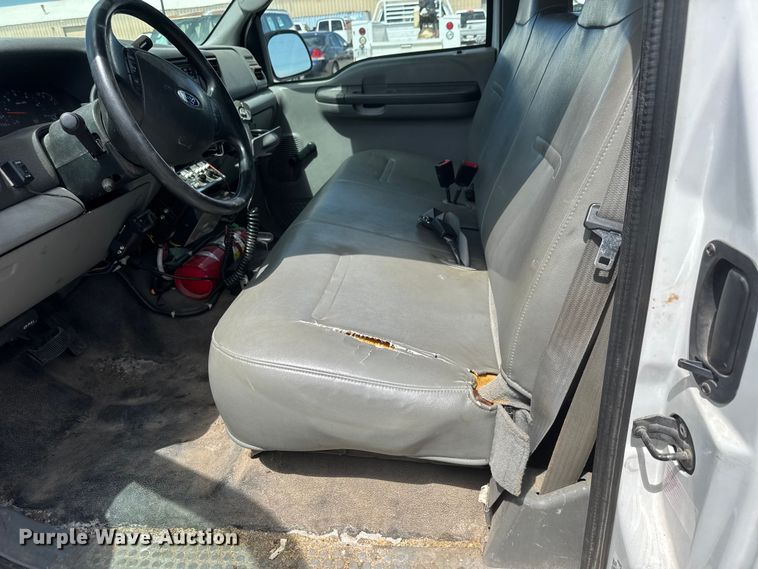 image for item ET1976 2003 Ford F250 Super Duty Ext. Cab flatbed pickup truck