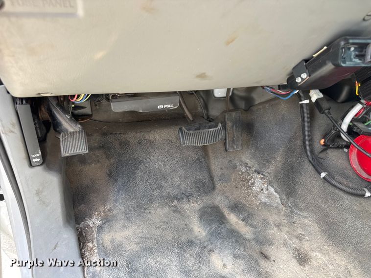 image for item ET1976 2003 Ford F250 Super Duty Ext. Cab flatbed pickup truck