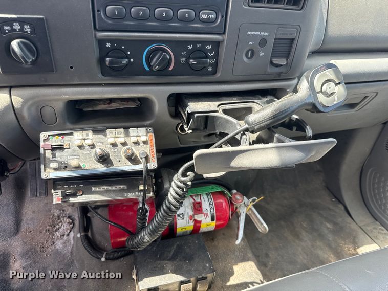 image for item ET1976 2003 Ford F250 Super Duty Ext. Cab flatbed pickup truck