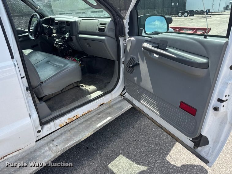 image for item ET1976 2003 Ford F250 Super Duty Ext. Cab flatbed pickup truck