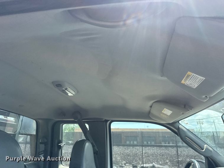 image for item ET1976 2003 Ford F250 Super Duty Ext. Cab flatbed pickup truck