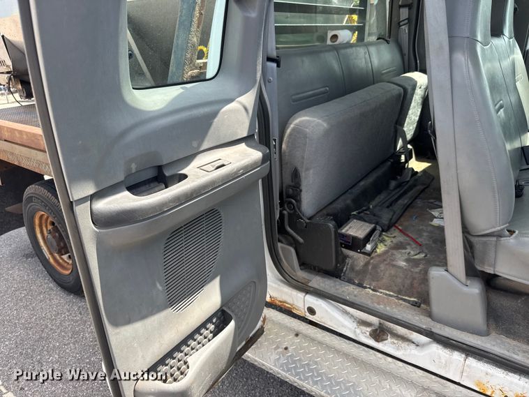 image for item ET1976 2003 Ford F250 Super Duty Ext. Cab flatbed pickup truck