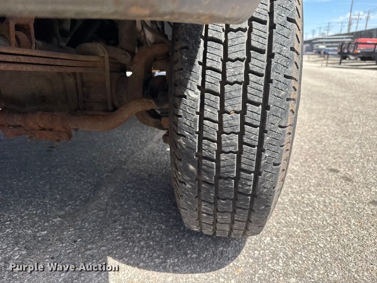 image for item ET1976 2003 Ford F250 Super Duty Ext. Cab flatbed pickup truck