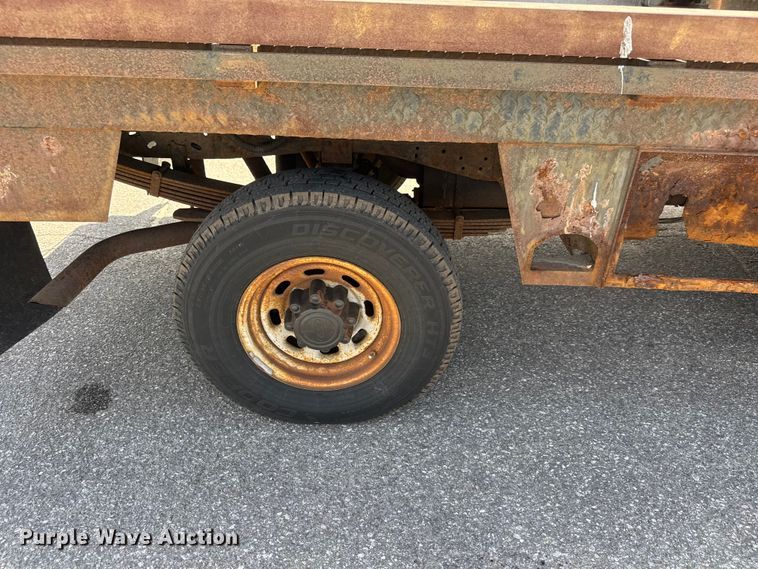 image for item ET1976 2003 Ford F250 Super Duty Ext. Cab flatbed pickup truck