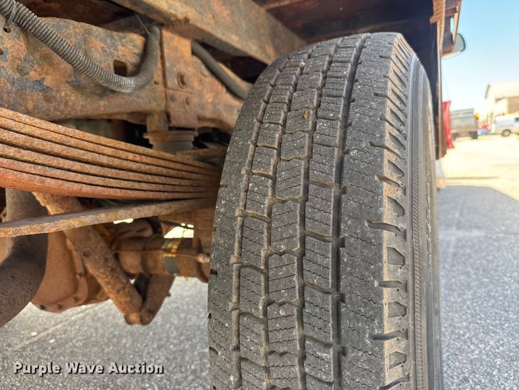 image for item ET1976 2003 Ford F250 Super Duty Ext. Cab flatbed pickup truck