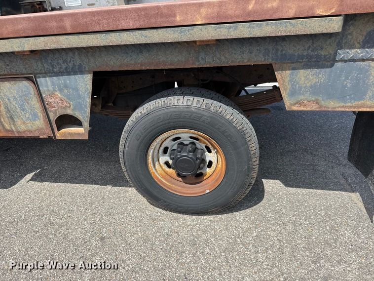 image for item ET1976 2003 Ford F250 Super Duty Ext. Cab flatbed pickup truck