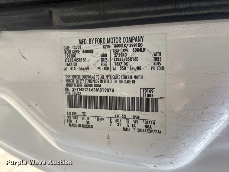 image for item ET1976 2003 Ford F250 Super Duty Ext. Cab flatbed pickup truck