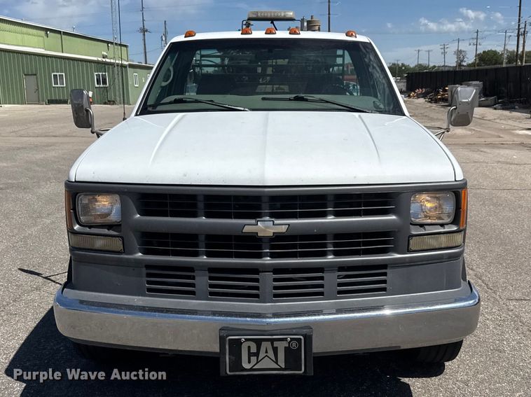 image for item ET1977 1997 Chevrolet C3500 flatbed pickup truck