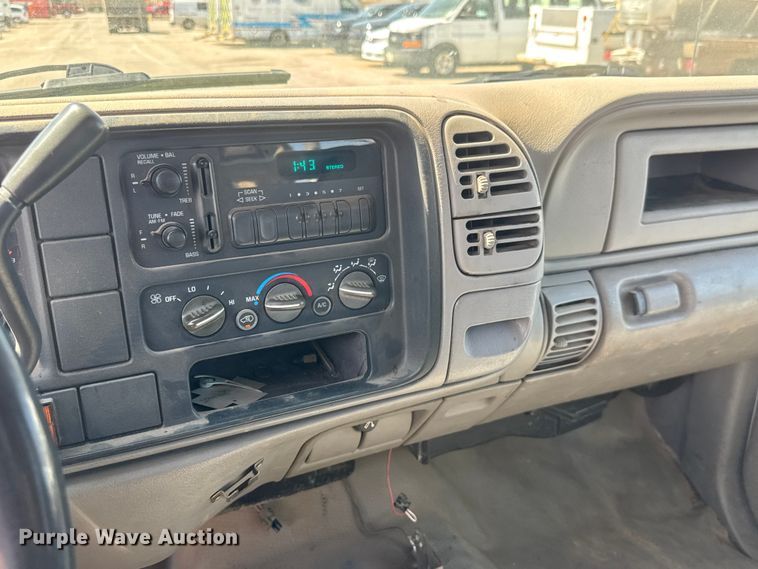 image for item ET1977 1997 Chevrolet C3500 flatbed pickup truck