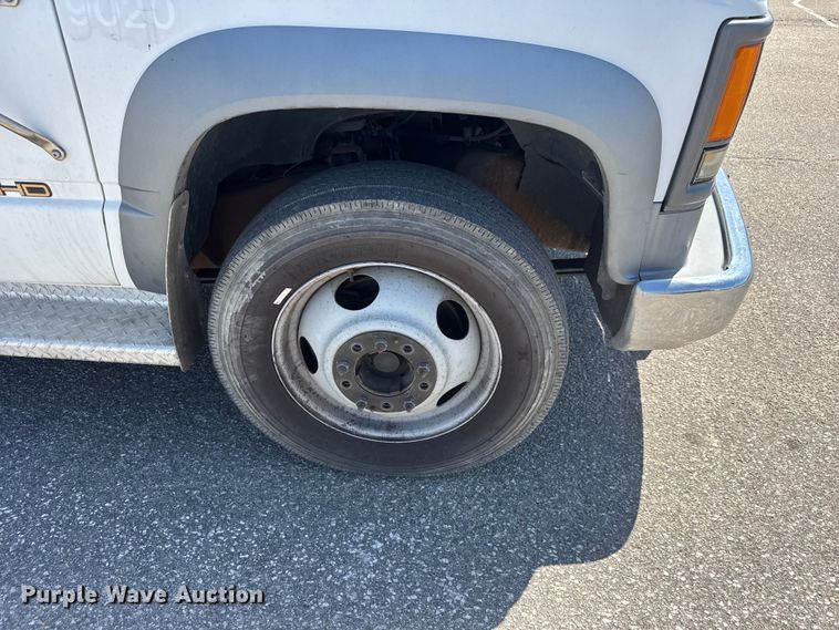 image for item ET1977 1997 Chevrolet C3500 flatbed pickup truck
