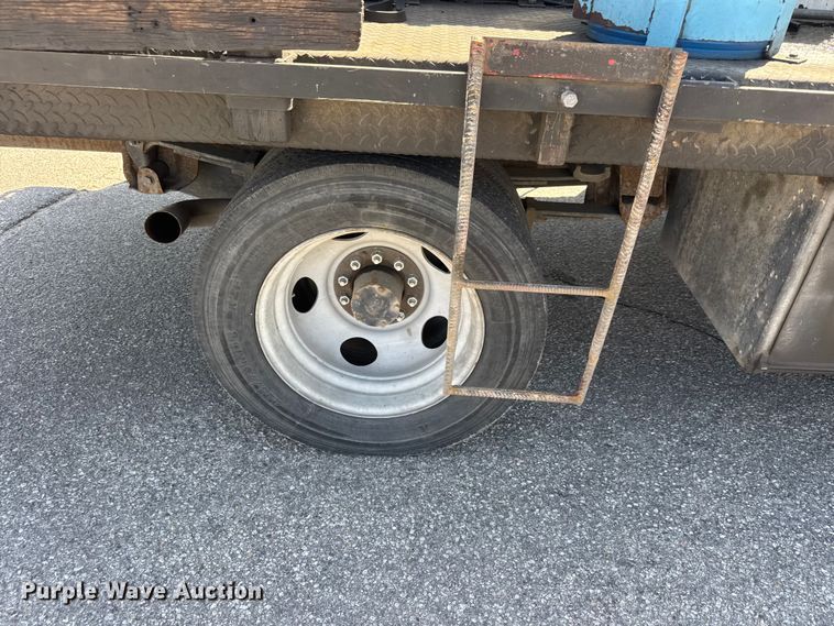 image for item ET1977 1997 Chevrolet C3500 flatbed pickup truck