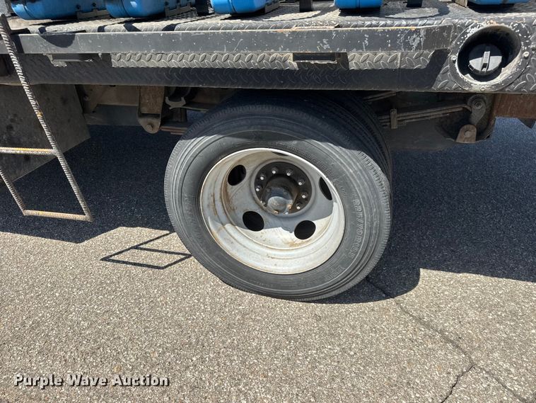 image for item ET1977 1997 Chevrolet C3500 flatbed pickup truck