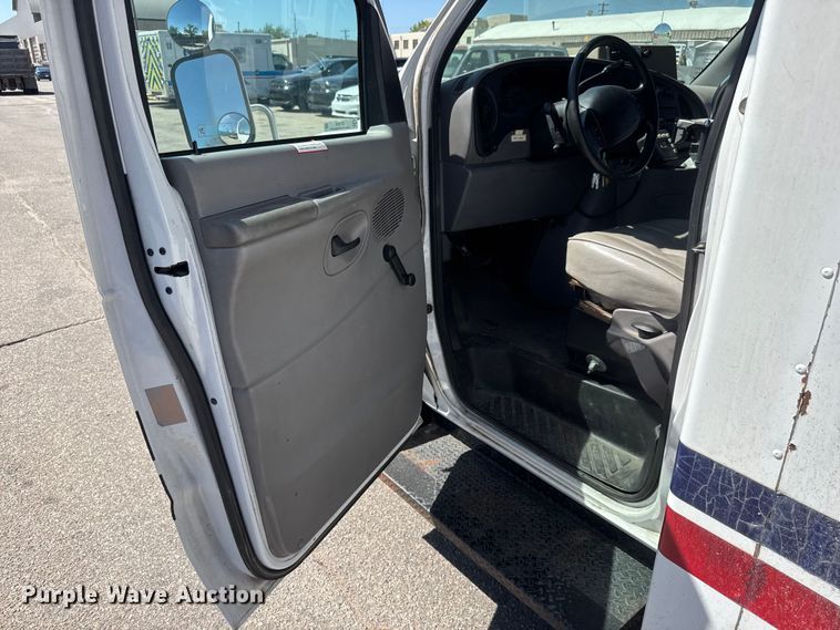 image for item ET1978 1998 Ford E350 mobile command center