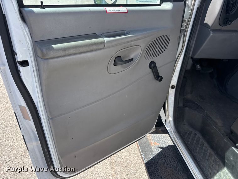 image for item ET1978 1998 Ford E350 mobile command center