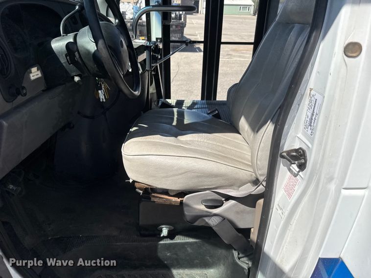 image for item ET1978 1998 Ford E350 mobile command center