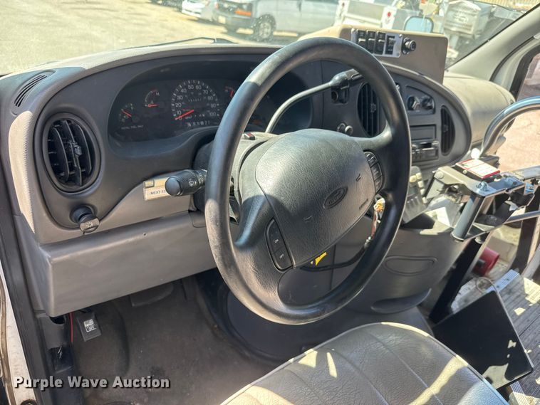 image for item ET1978 1998 Ford E350 mobile command center