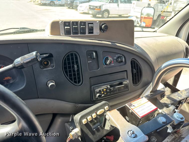 image for item ET1978 1998 Ford E350 mobile command center