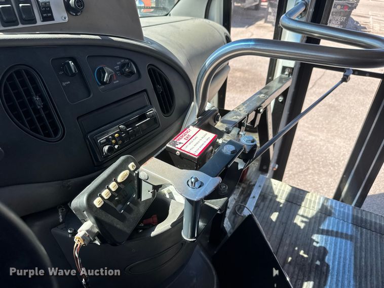 image for item ET1978 1998 Ford E350 mobile command center