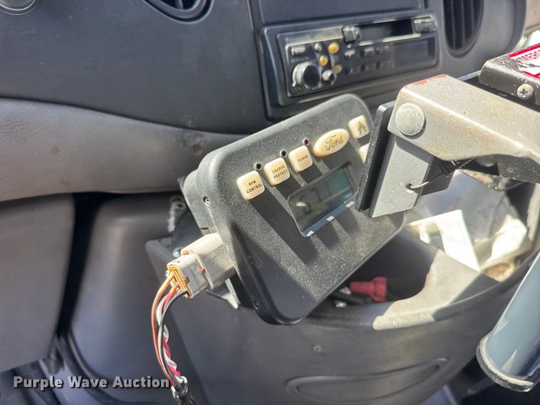 image for item ET1978 1998 Ford E350 mobile command center
