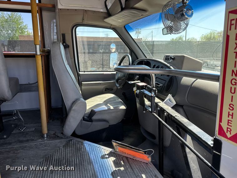 image for item ET1978 1998 Ford E350 mobile command center