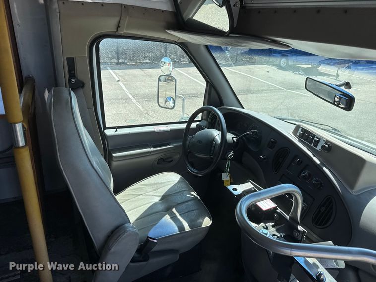 image for item ET1978 1998 Ford E350 mobile command center