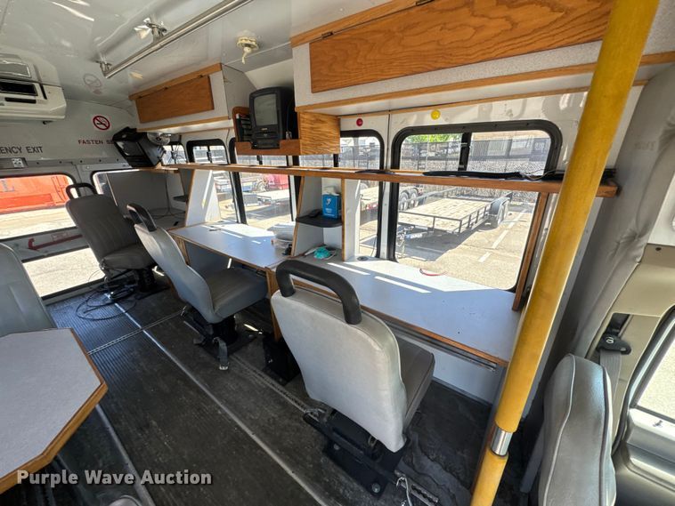 image for item ET1978 1998 Ford E350 mobile command center