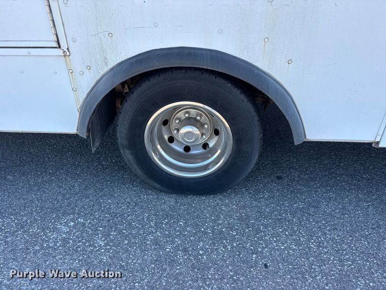 image for item ET1978 1998 Ford E350 mobile command center