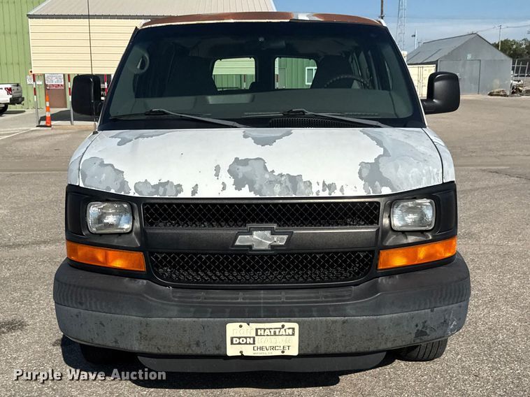 image for item ET1979 2004 Chevrolet Express 1500 van