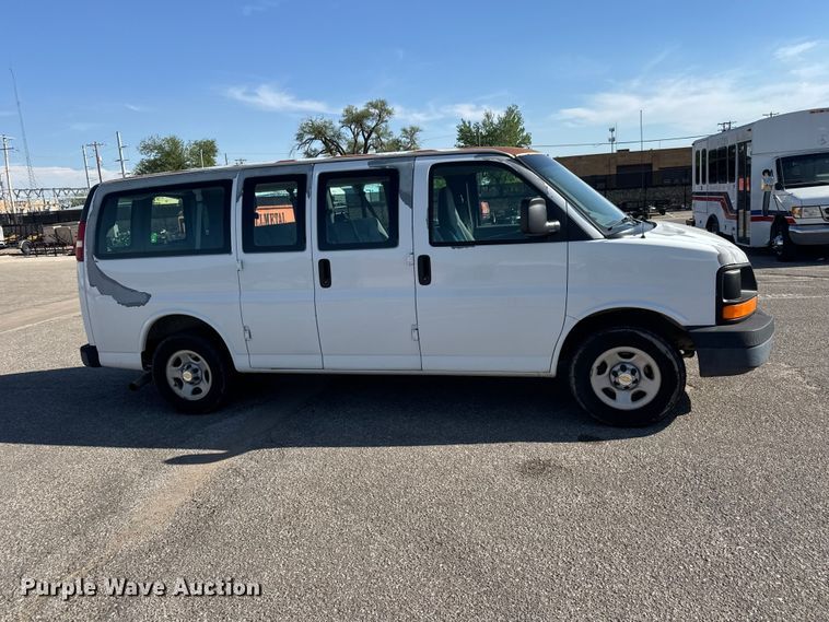 image for item ET1979 2004 Chevrolet Express 1500 van