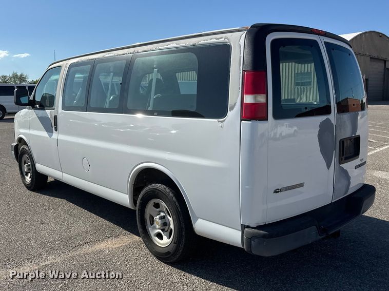 image for item ET1979 2004 Chevrolet Express 1500 van