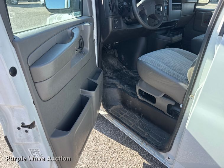 image for item ET1979 2004 Chevrolet Express 1500 van