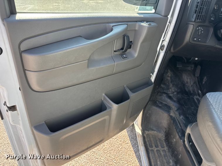 image for item ET1979 2004 Chevrolet Express 1500 van