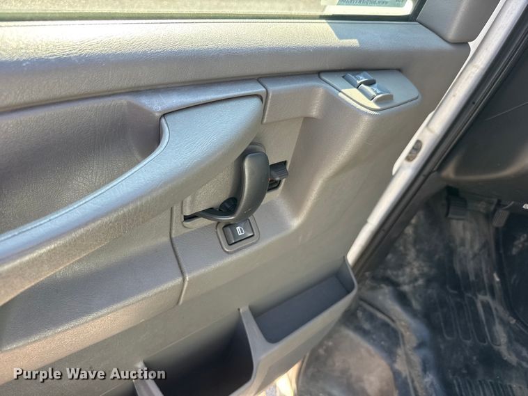 image for item ET1979 2004 Chevrolet Express 1500 van
