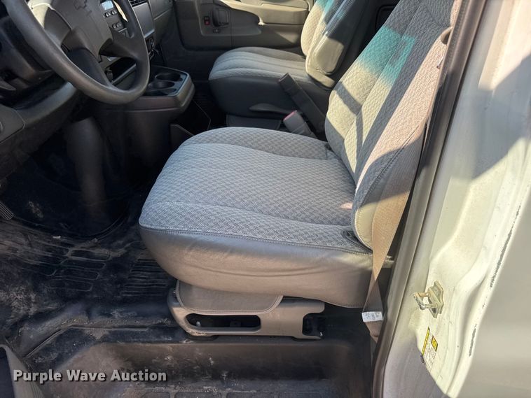image for item ET1979 2004 Chevrolet Express 1500 van