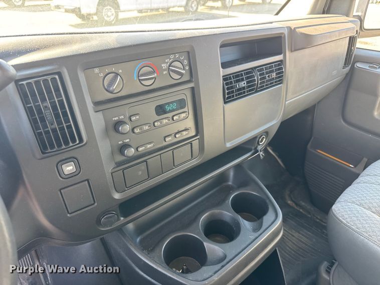 image for item ET1979 2004 Chevrolet Express 1500 van