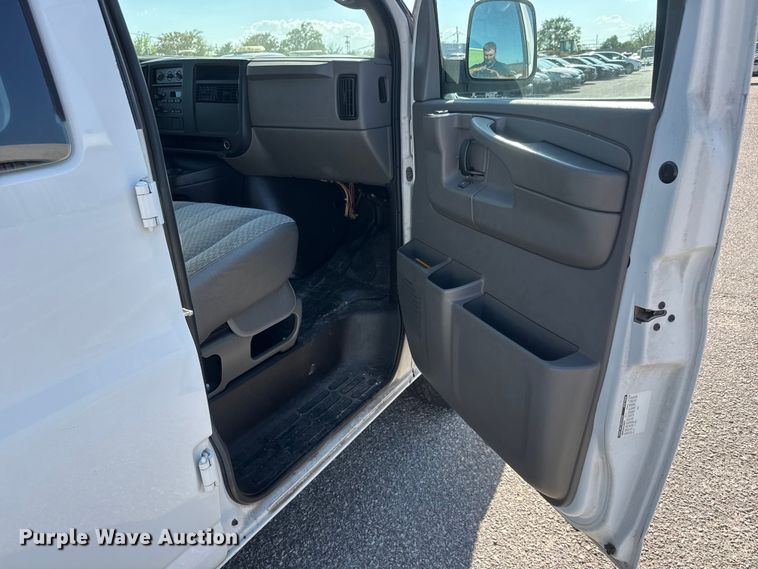 image for item ET1979 2004 Chevrolet Express 1500 van