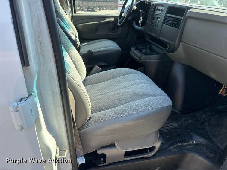 image for item ET1979 2004 Chevrolet Express 1500 van