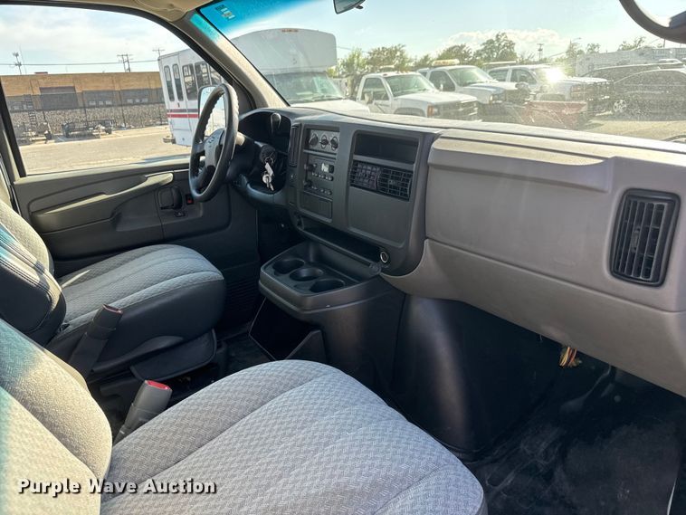image for item ET1979 2004 Chevrolet Express 1500 van