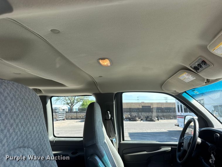 image for item ET1979 2004 Chevrolet Express 1500 van