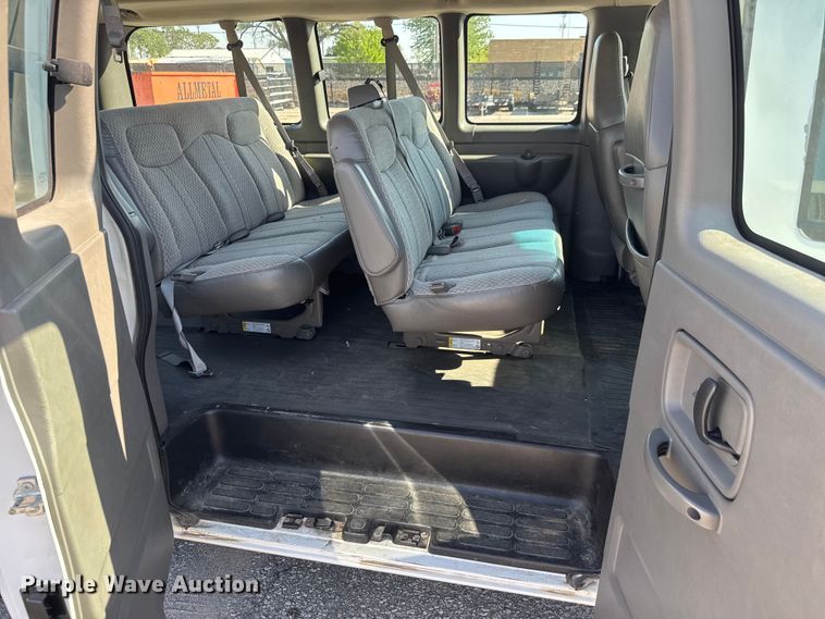 image for item ET1979 2004 Chevrolet Express 1500 van