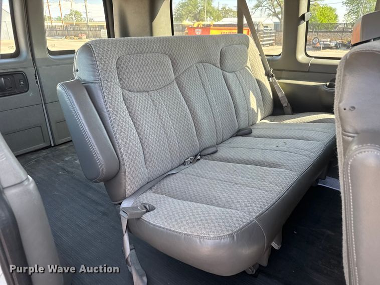 image for item ET1979 2004 Chevrolet Express 1500 van