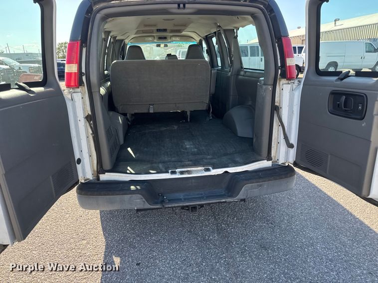 image for item ET1979 2004 Chevrolet Express 1500 van