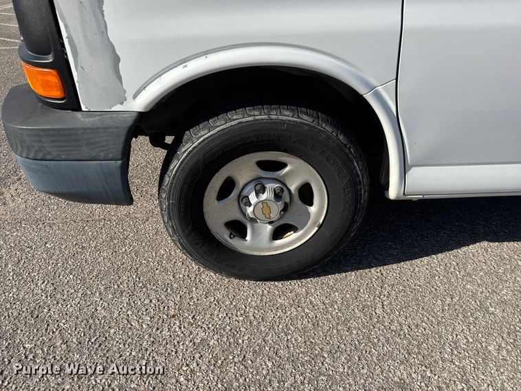 image for item ET1979 2004 Chevrolet Express 1500 van