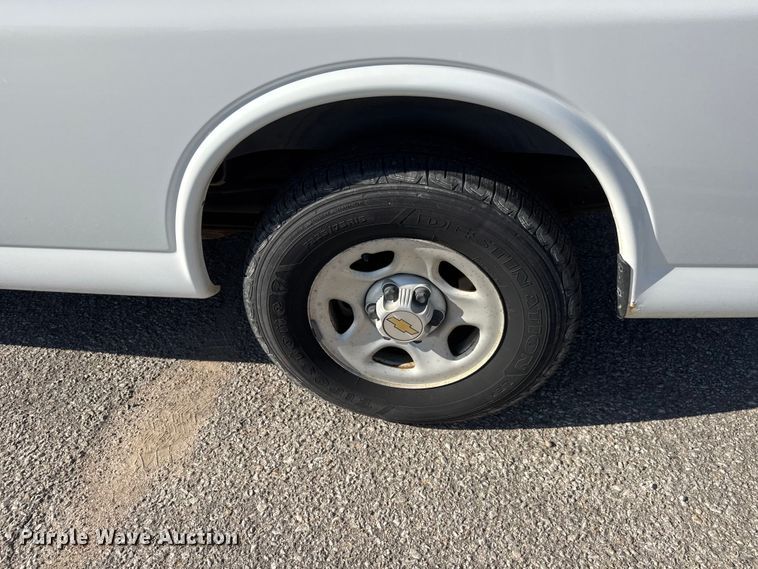 image for item ET1979 2004 Chevrolet Express 1500 van