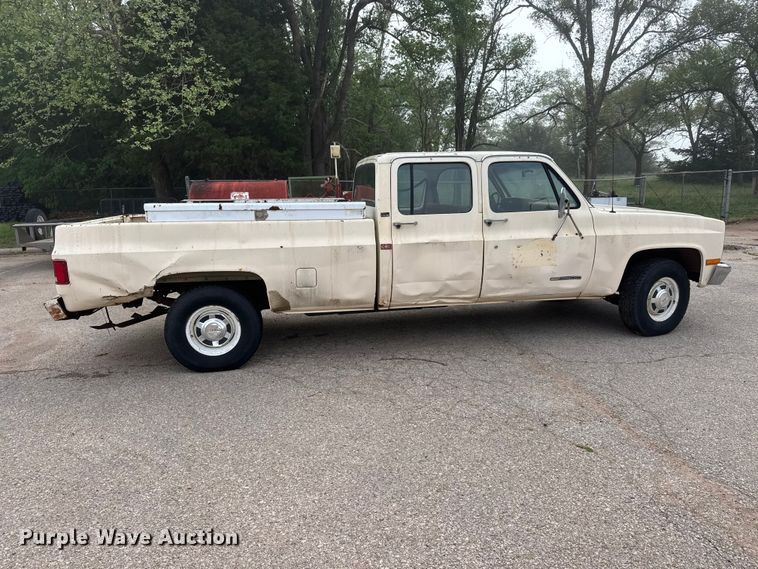 image for item ET1990 1991 GMC 3500 Crew Cab pickup truck