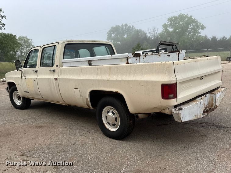 image for item ET1990 1991 GMC 3500 Crew Cab pickup truck